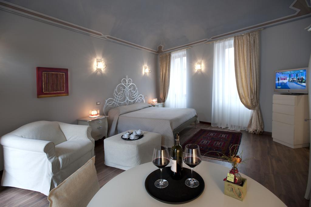 Vinoteca La Sacrestia Bed and Breakfast Άλμπα Δωμάτιο φωτογραφία