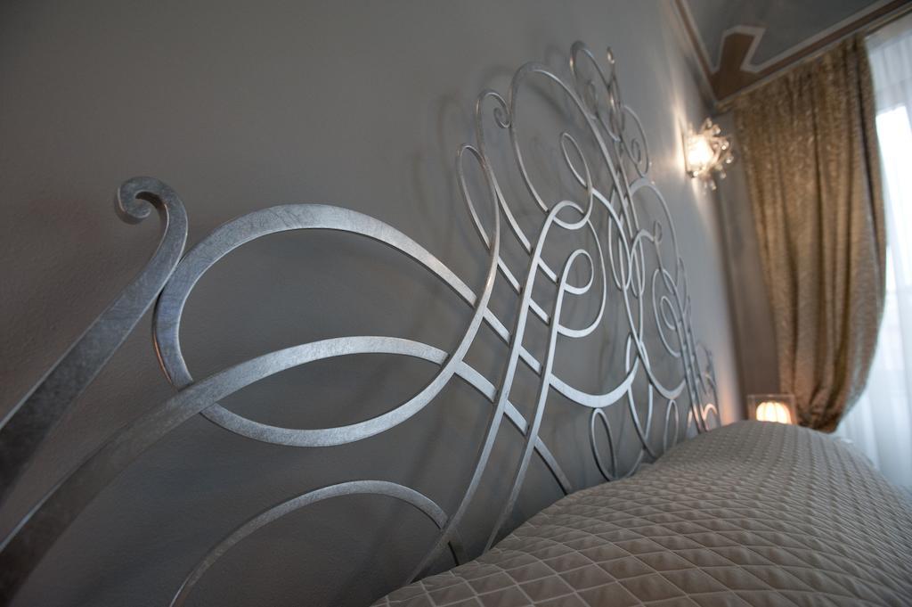 Vinoteca La Sacrestia Bed and Breakfast Άλμπα Δωμάτιο φωτογραφία